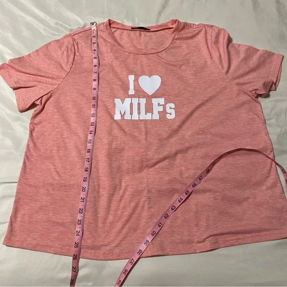 ☀️ “I love MILFs” Pink Graphic Slogan Shirt - Picture 4 of 5
